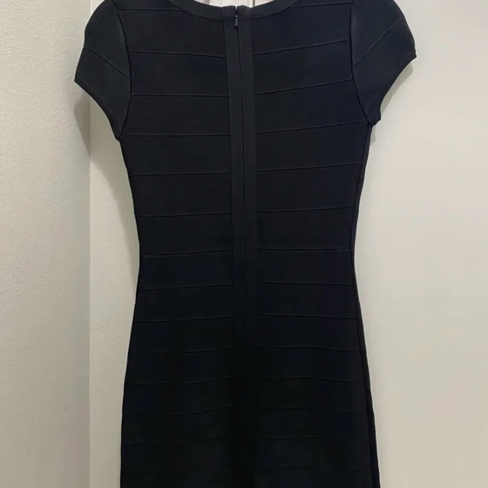 Elegant Black Dress - Picture 2 of 4